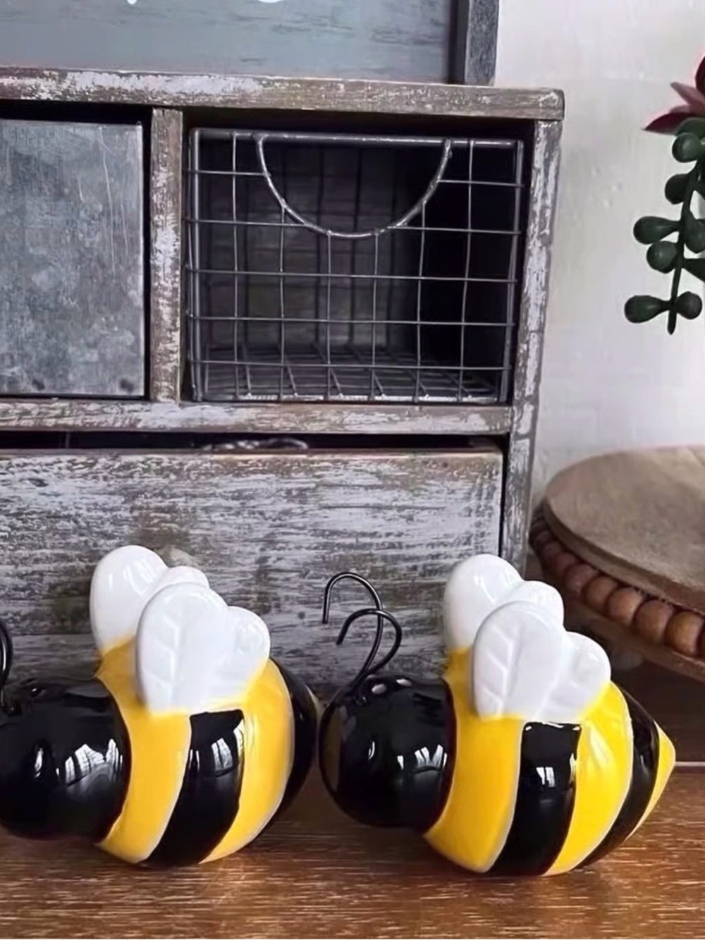 New Ceramic Farmhouse Bee Salt & Pepper Shaker
Set